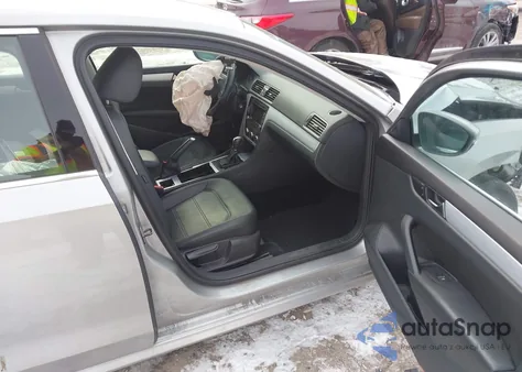 2012 Volkswagen Passat 2.5L Se z USA, uszkodzony, nr VIN 1VWBH7A37CC093862